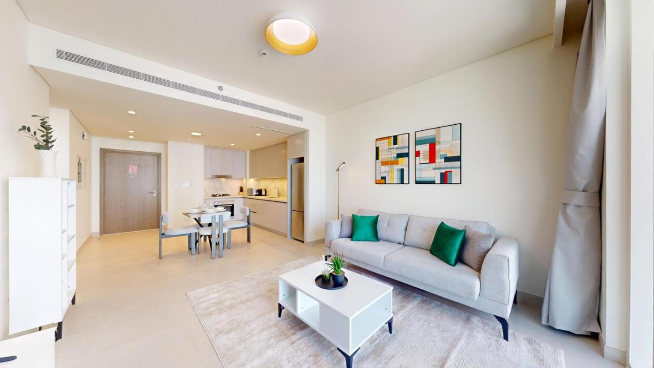 Vacationer Holiday Homes l Modern 1 Bed l Private Beach l Pool, Gym Access - 5