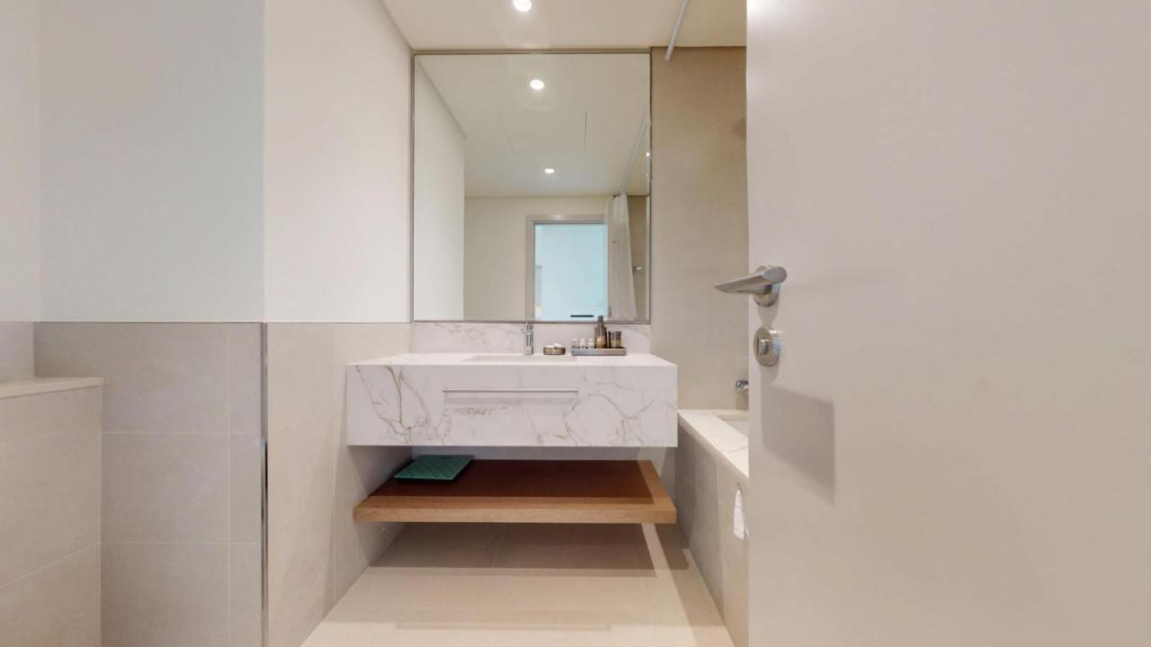 Vacationer Holiday Homes l Modern 1 Bed l Private Beach l Pool, Gym Access - 3