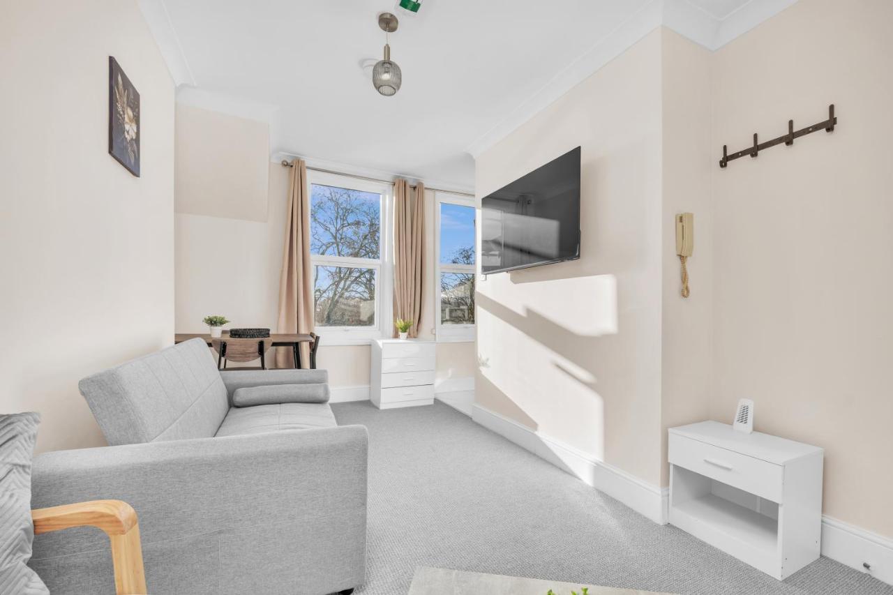 Cosy 1BR for 3 in SE16 London, Fully Equipped