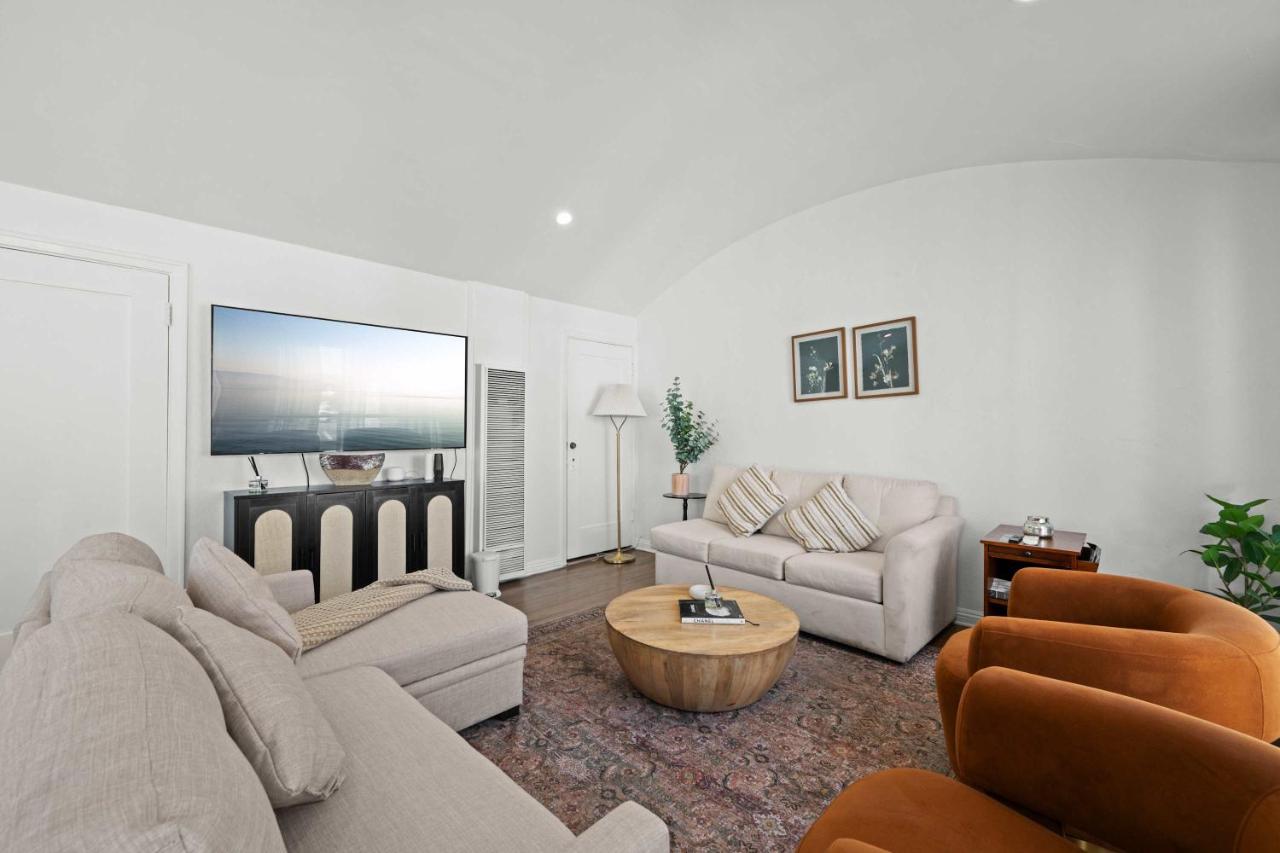 Remodeled 1BR LA Apartment with full kitchen - 2