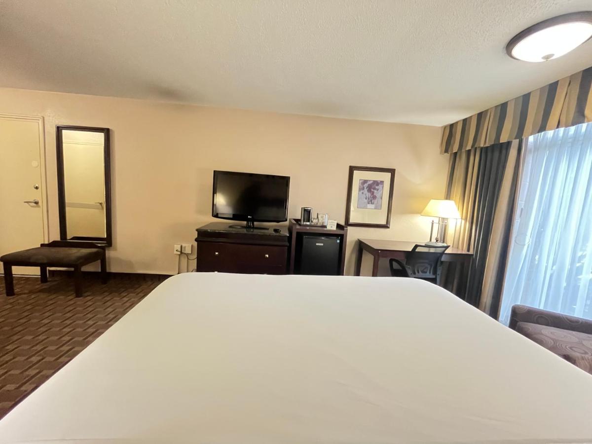 Derby Inn And Suites — photo 16