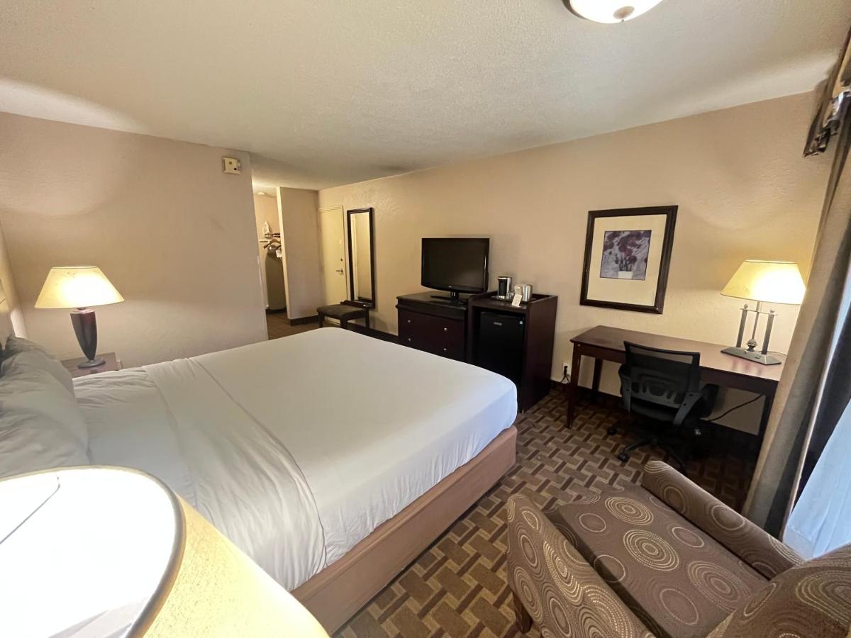 Derby Inn And Suites — photo 17