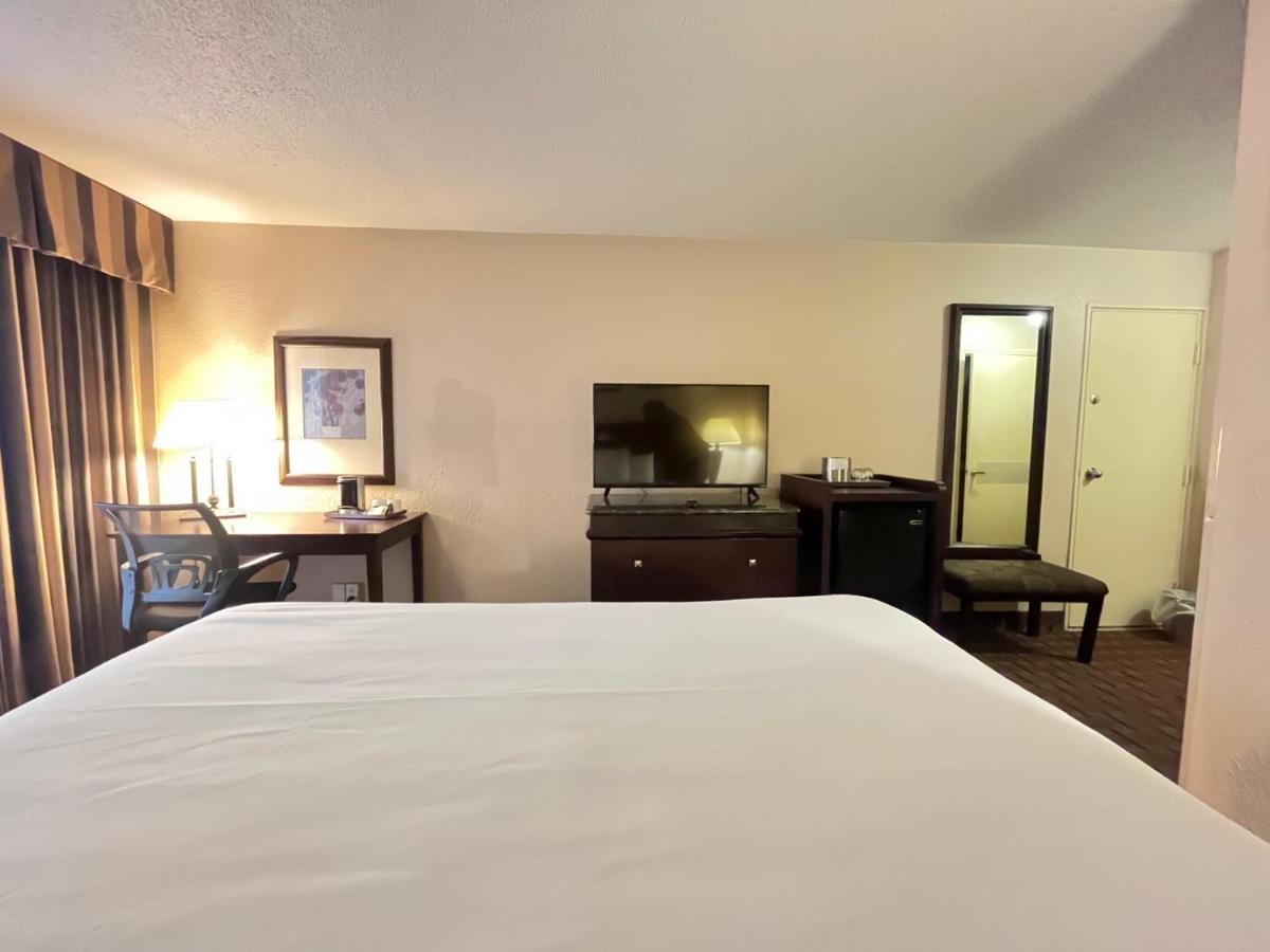 Derby Inn And Suites — photo 21