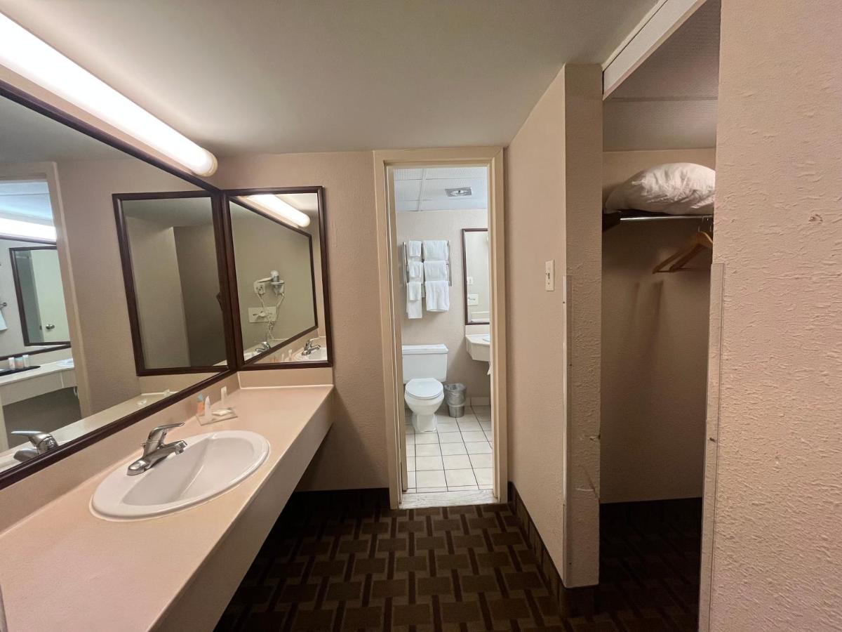Derby Inn And Suites — photo 22