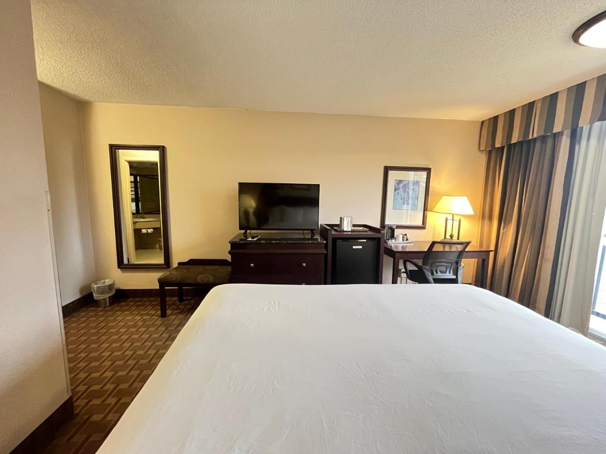 Derby Inn And Suites — photo 23
