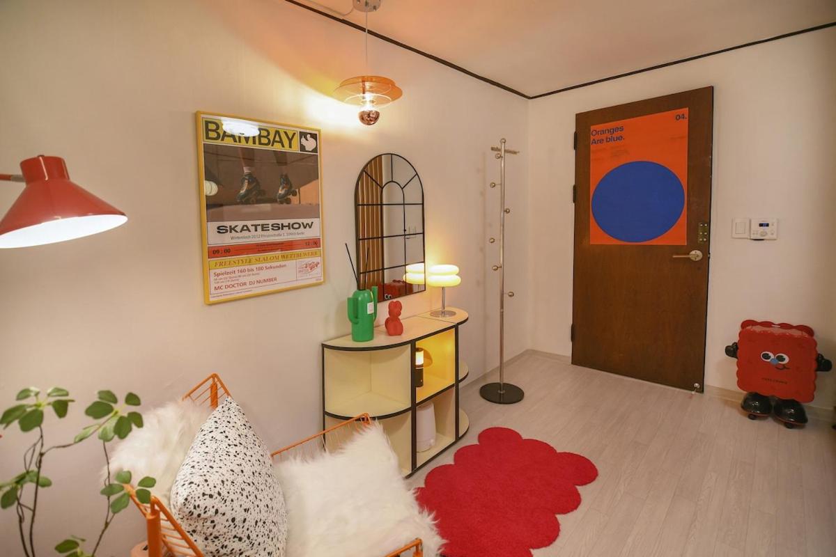 Hongdae Stay 1min to Subway, Easy Access to Itaewon & Jongro - 4