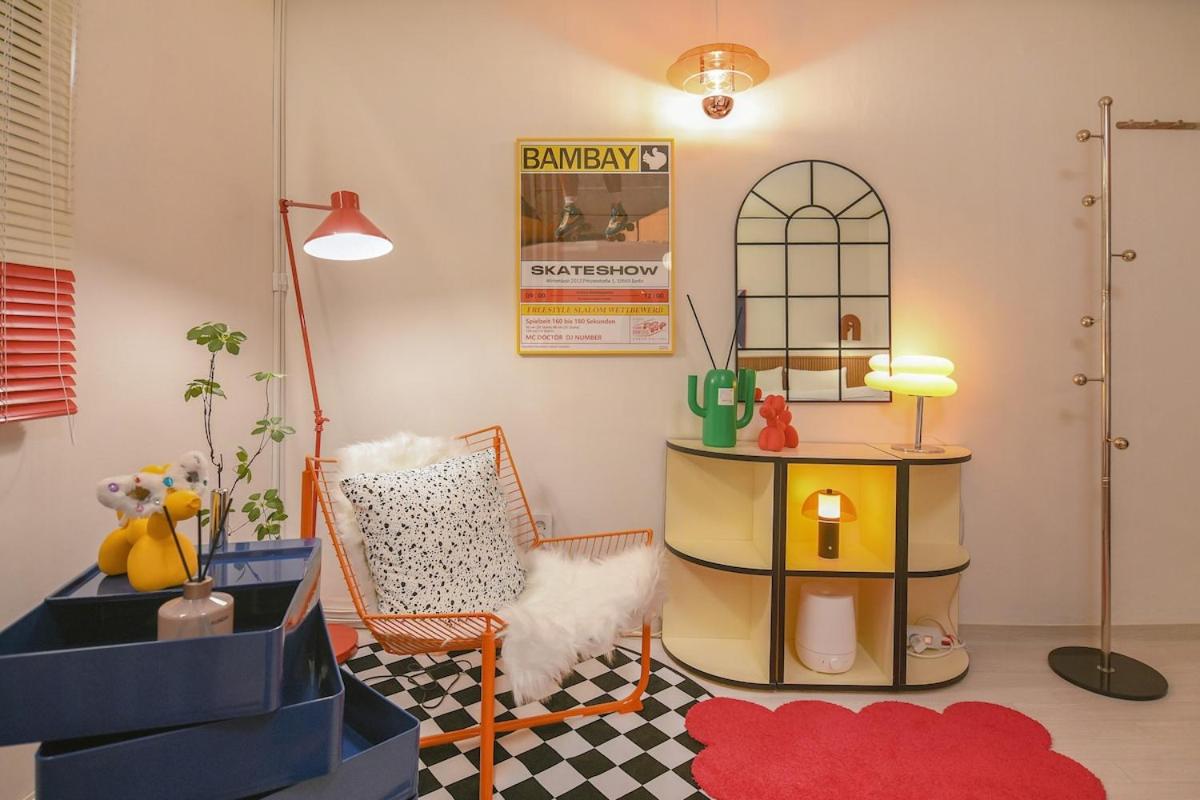 Hongdae Stay 1min to Subway, Easy Access to Itaewon & Jongro - 2