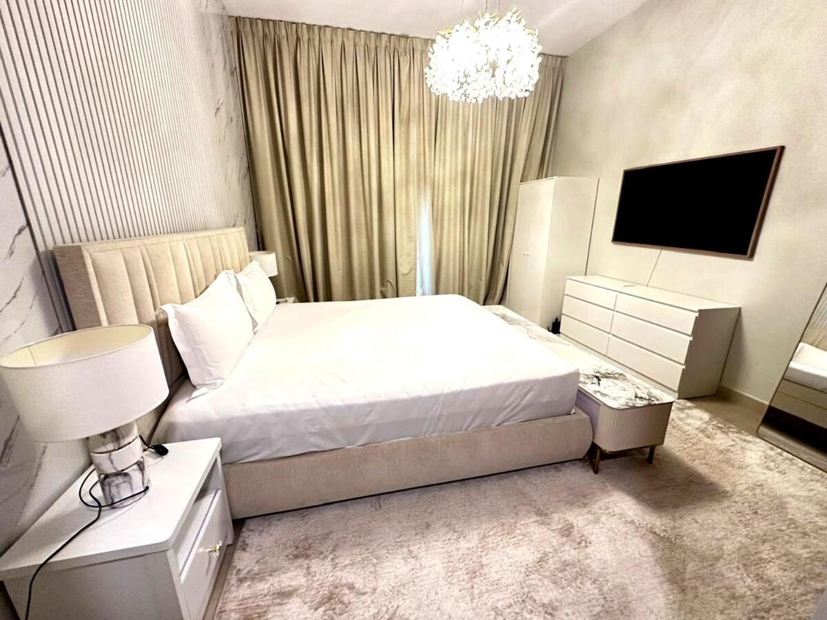Stylish 1BR in Sparkle Towers Dubai Marina Escape - 2