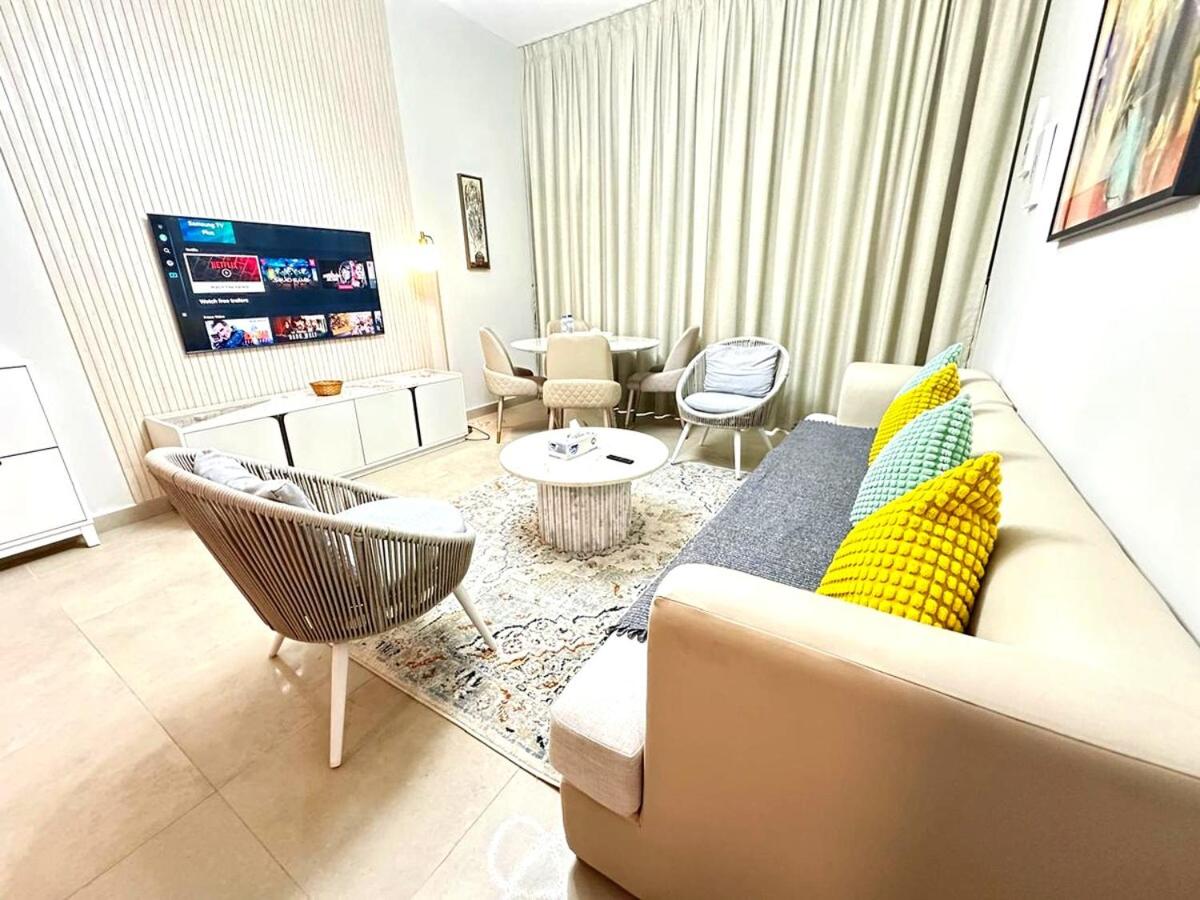 Stylish 1BR in Sparkle Towers Dubai Marina Escape - 3