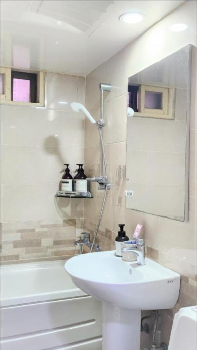 Denden Stay, Seoul Shillim Station 3mins, Airport bus 3mins, Gangnam Hongik Unv' 15mins, Seongsu 40mins - 3