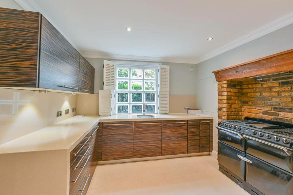 Cozy House in Belgravia, 2 king beds, garden and hot tub - 4