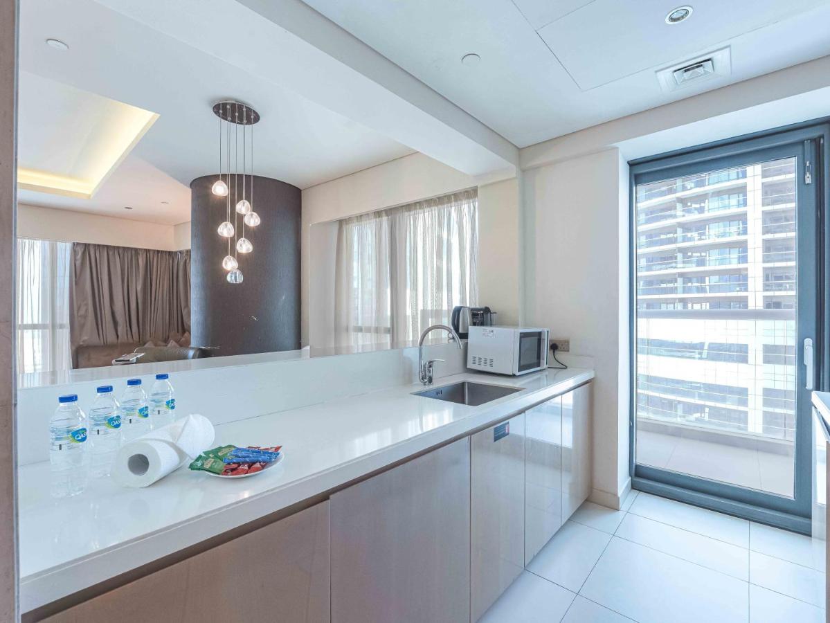 Paramount Tower - Stylish 2BR Apartment with Balcony & Pool - Near Dubai Mall - 3
