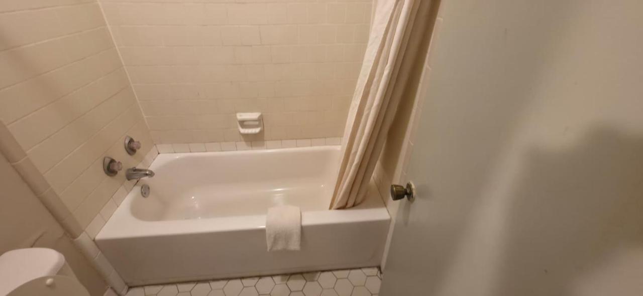 Budget Inn — photo 12