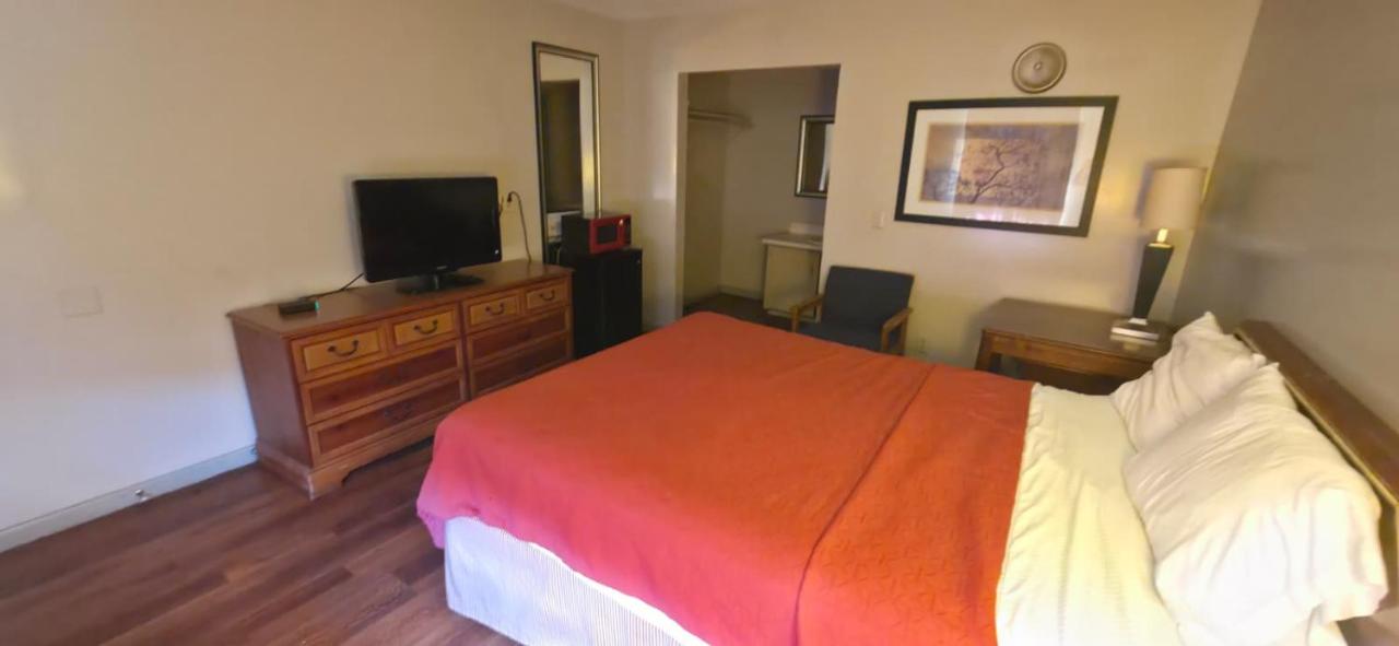 Budget Inn — photo 18