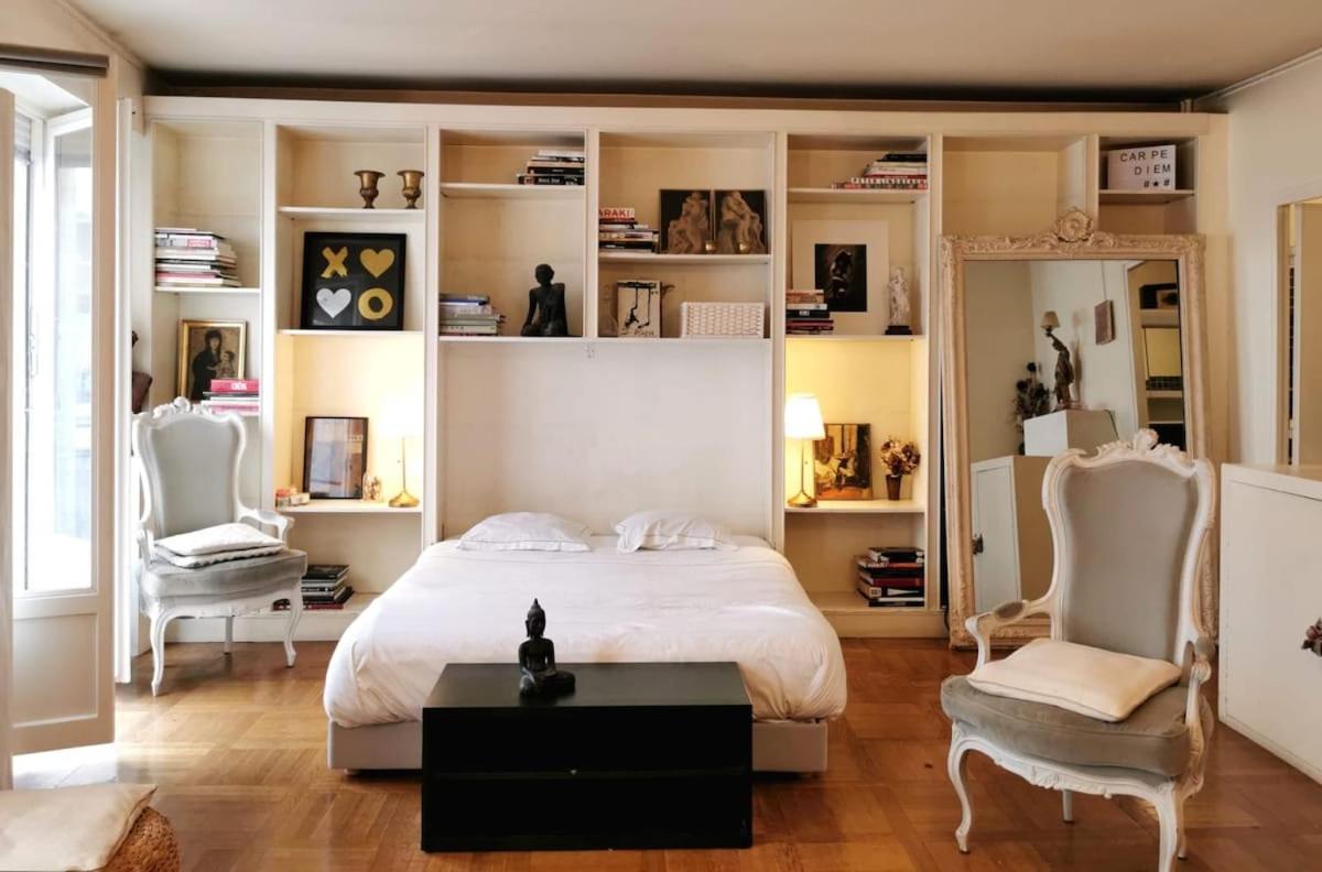 A large artistic-style studio in Panthéon