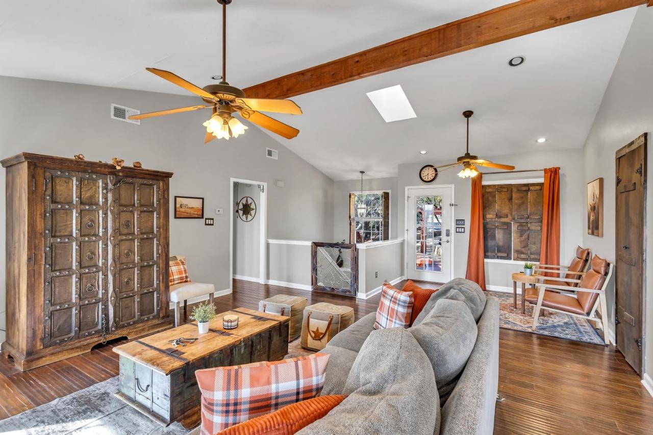 Hill Country Retreat Hot Tub, Weddings, Sleeps 14 - 5