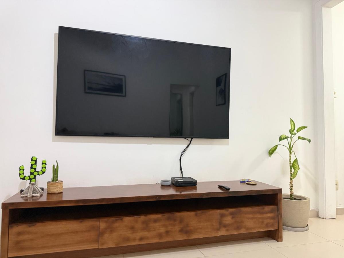 Apto Completo em Ipanema Próximo ao Metrô, Silencioso Fundos, TV 75, WiFi, Alexa, Cozinha e Lavadora, 4 Hóspedes