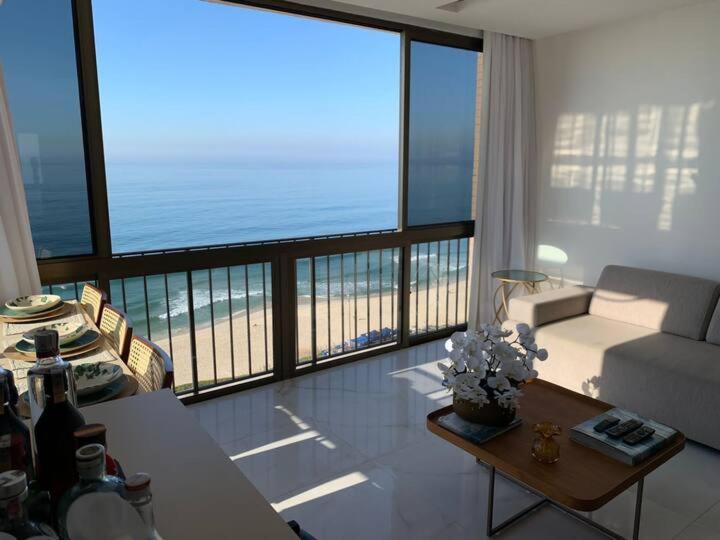 Apartamento espetacular frente mar na Barra