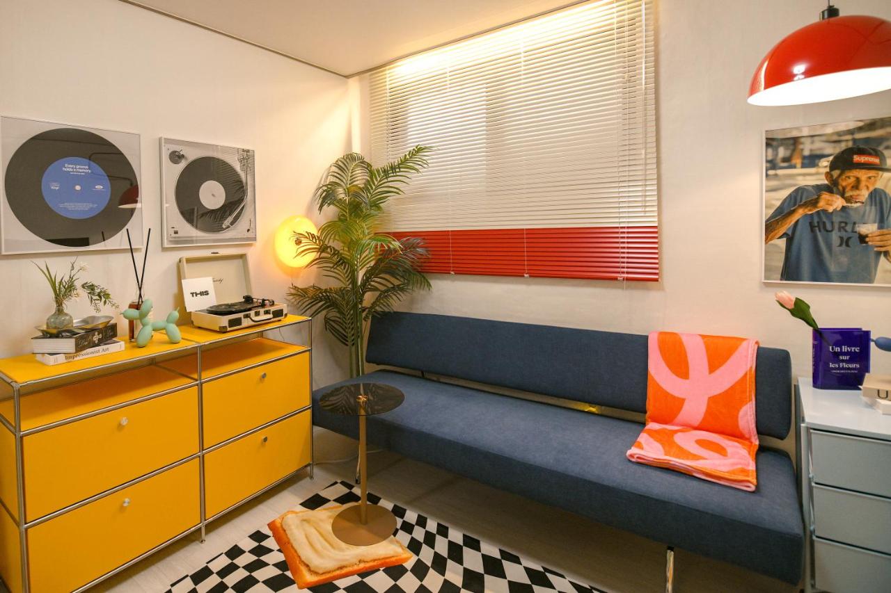 Hongdae Stay 1min to Subway, Easy Access to Itaewon & Jongro - 3