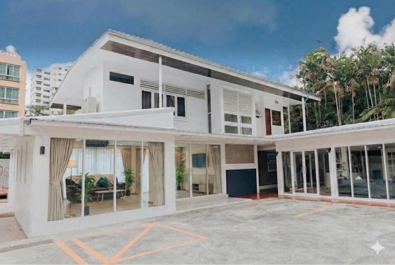 Stay Ekkamai - Private Pool villa, Central Bangkok