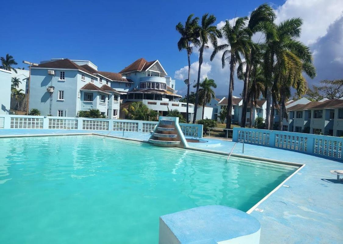 Coastal Apartment with Beachfront View Negril - 4