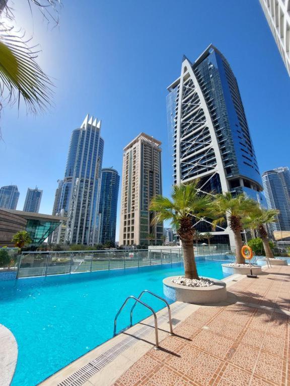 Stunning Modern 1BR Apartment Lake View JLT Lake Terrace - 4