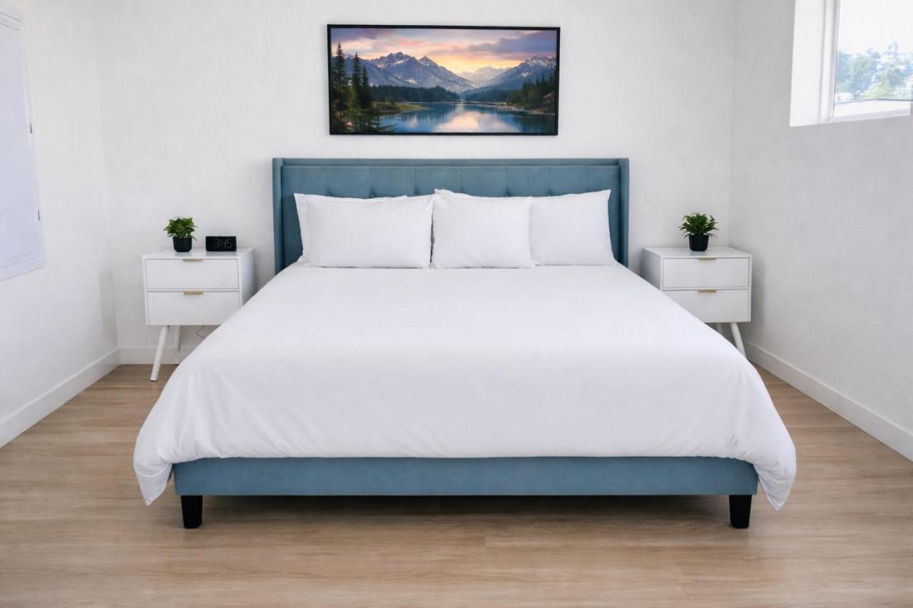 Heart of Hollywood Walk of Fame - Free Parking, Pool, Gym, Rooftop Views, centrally located, WIFI - 2