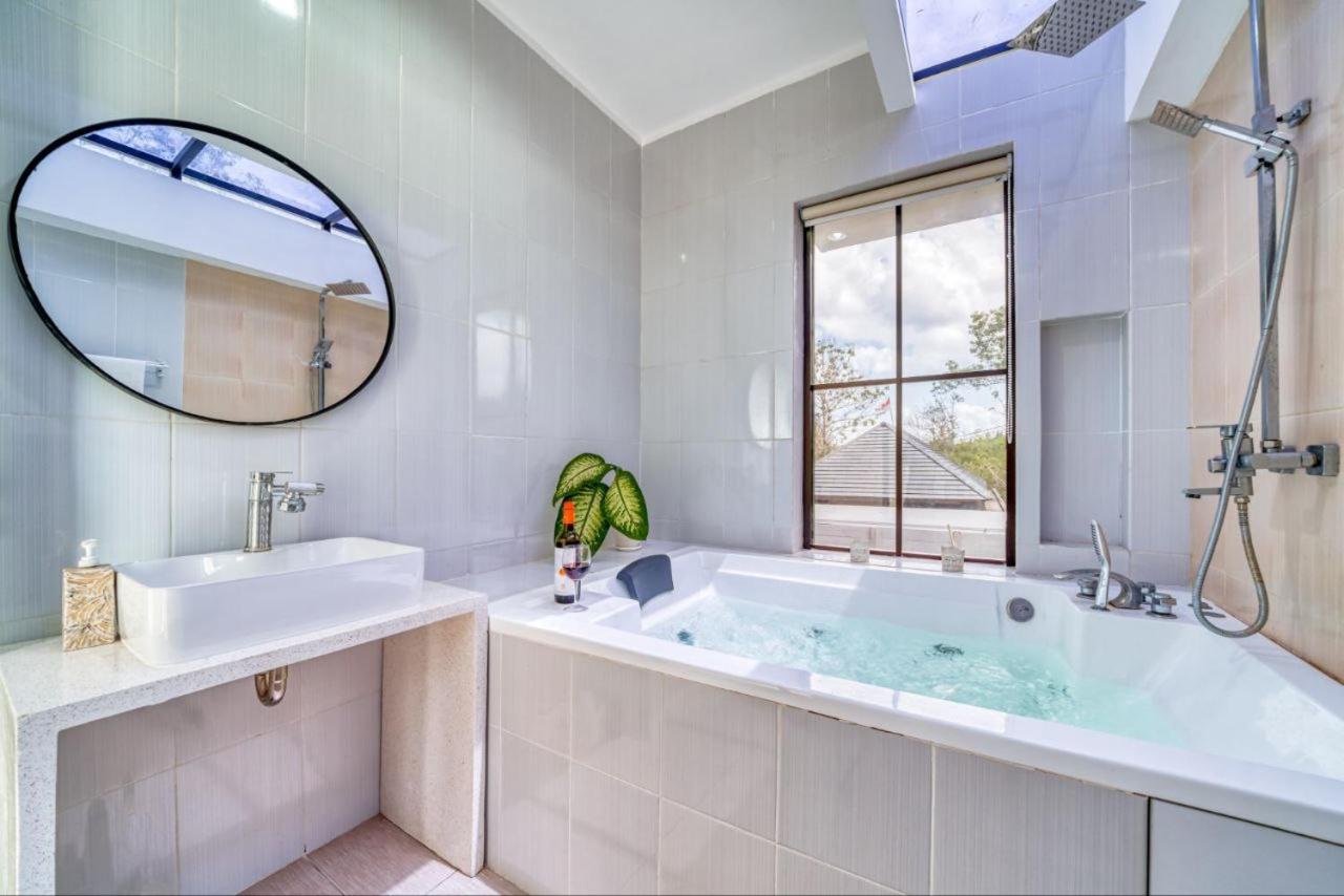 Royal Arkadia Uluwatu Bali, Modern Tropical Villa - 3