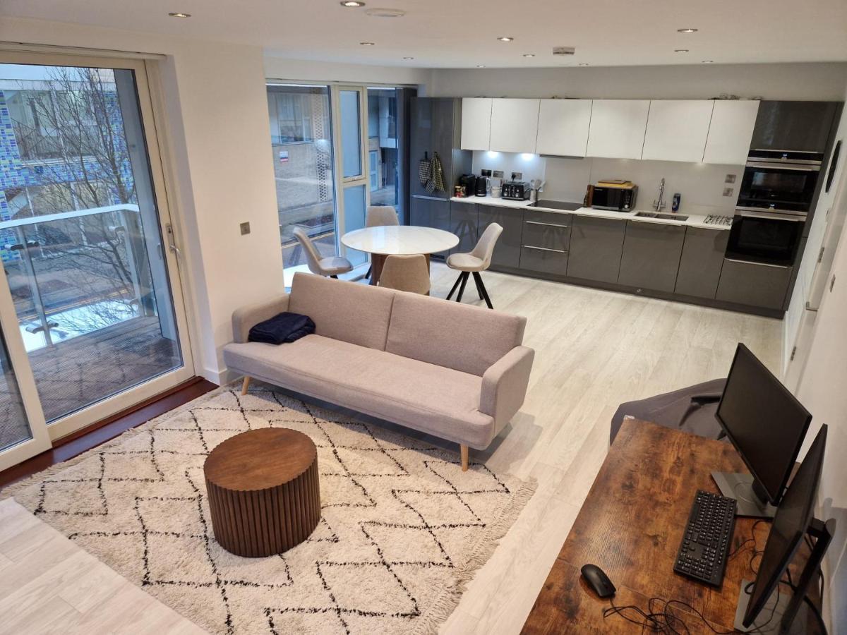 Luxury Corner Apartment by Cambridge Station with Free Allocated Underground Parking & Flexible Beds