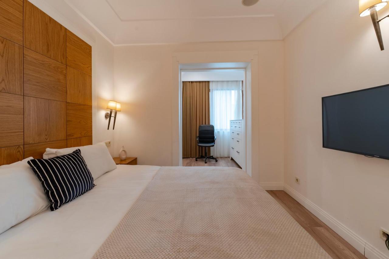 Three-Bedroom Family Suite in Managed Aparthotel - Balcony & Elevator near Taksim Square