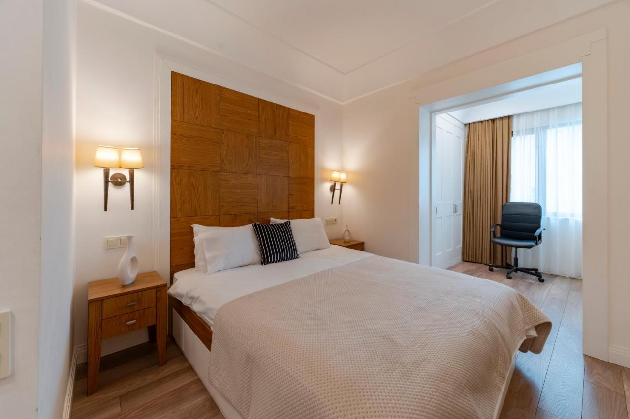 Three-Bedroom Family Suite in Managed Aparthotel - Balcony & Elevator near Taksim Square - 2
