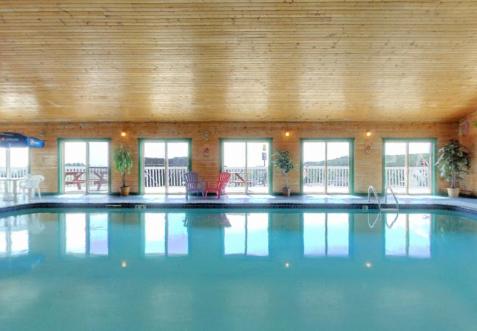 Heated swimming pool: Americas Best Value Inn - Duluth Spirit Mountain Inn