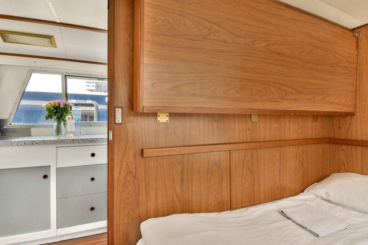 Comfortable boat city center 'Boekanier 5' - 3