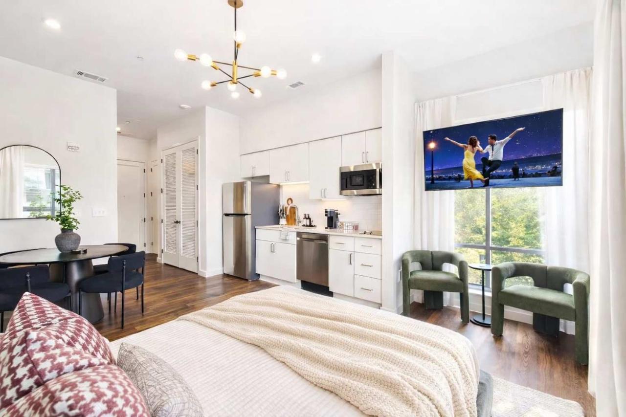 Heart of Music Row Walk to Vanderbilt & More - 2