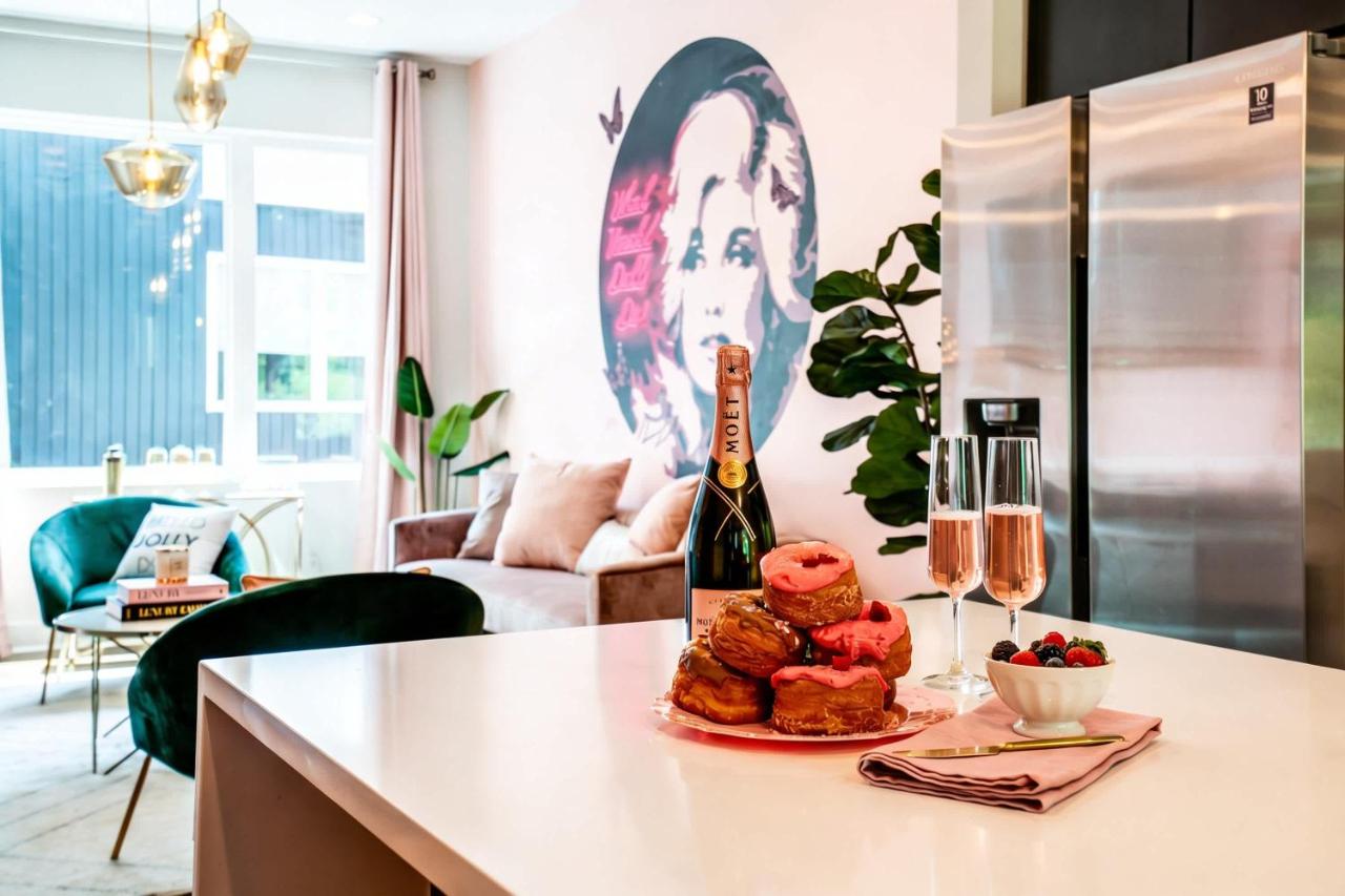 NEW Dollys Dream 12 Beds Downtown Nash Opry Karaoke - 3