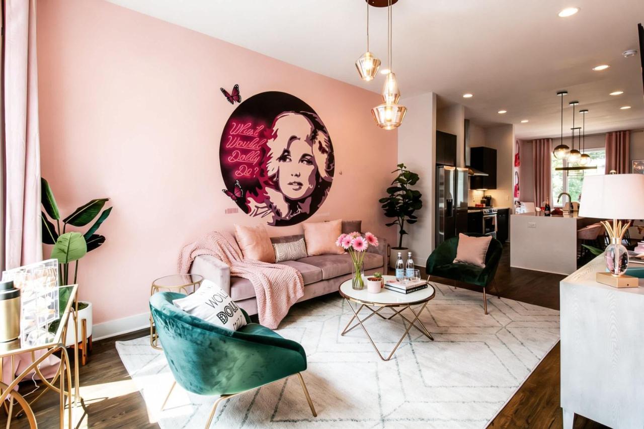 NEW Dollys Dream 12 Beds Downtown Nash Opry Karaoke - 4