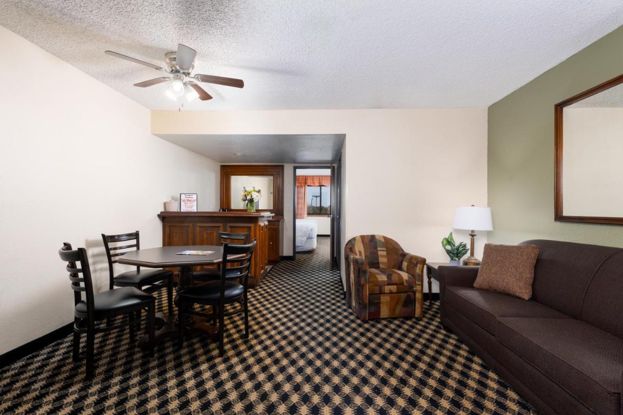 MCM Elegante Suites Abilene — photo 21
