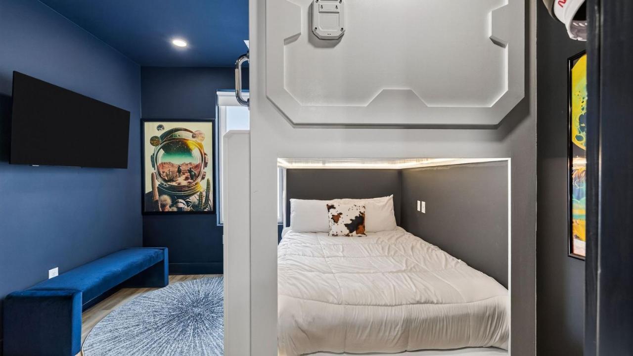 Cosmic Cowboy by AvantStay Design-Forward Condo Near Broadway Coffee Shops and Breweries - 4