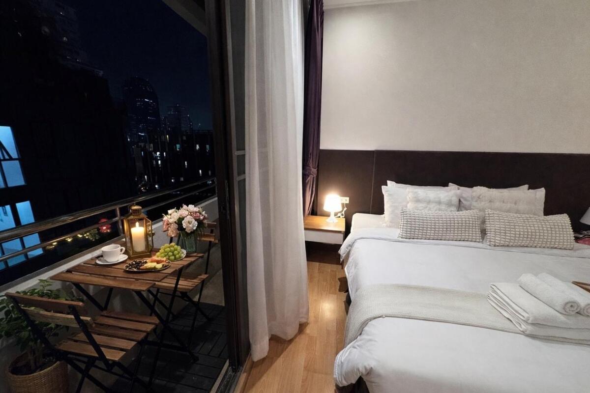 Large 6 Pax Bedroom with 3 Beds and Balcony next to Nana BTS