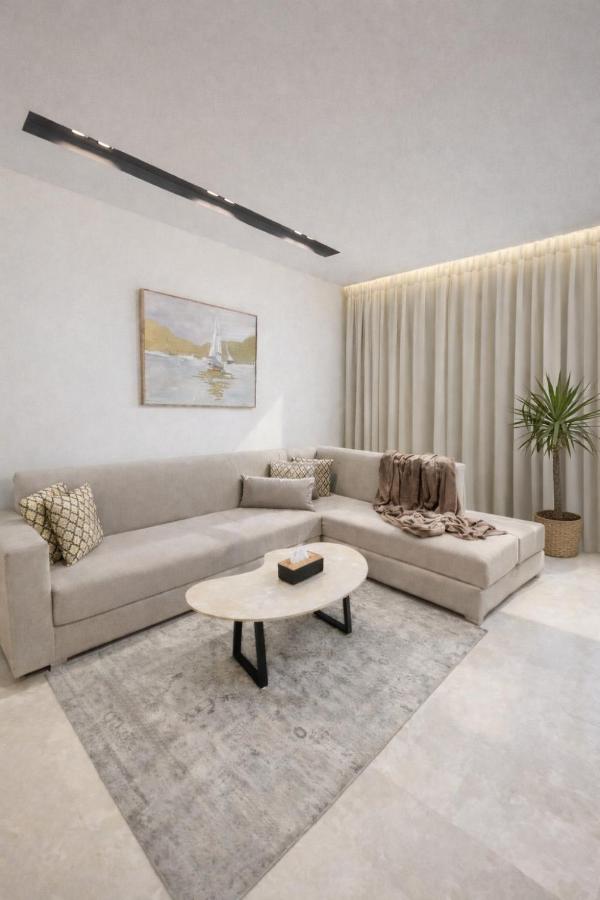 Luxury Apartment - 2 bedroom 2 bathroom 5 mins walk from Corniche, Mall and Station - Families Only