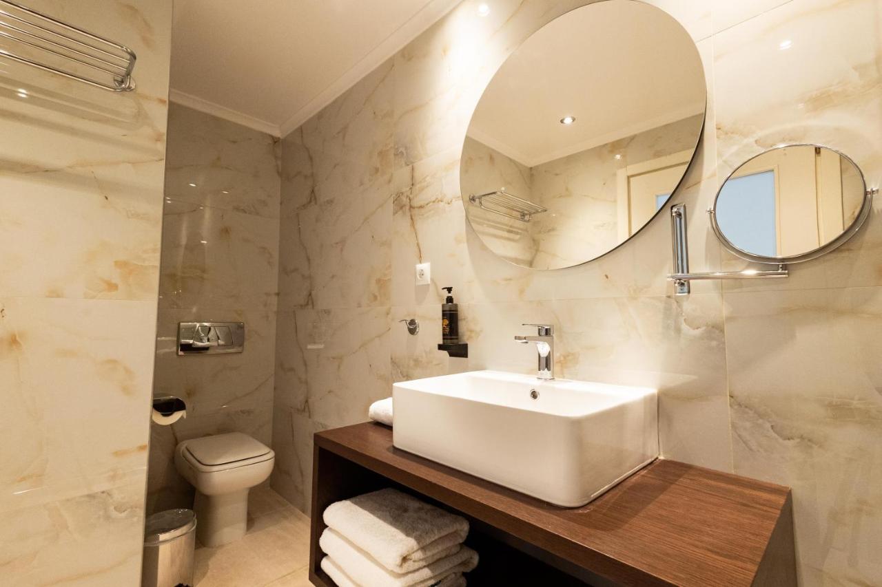 Best Western Plus Embassy Hotel - 4