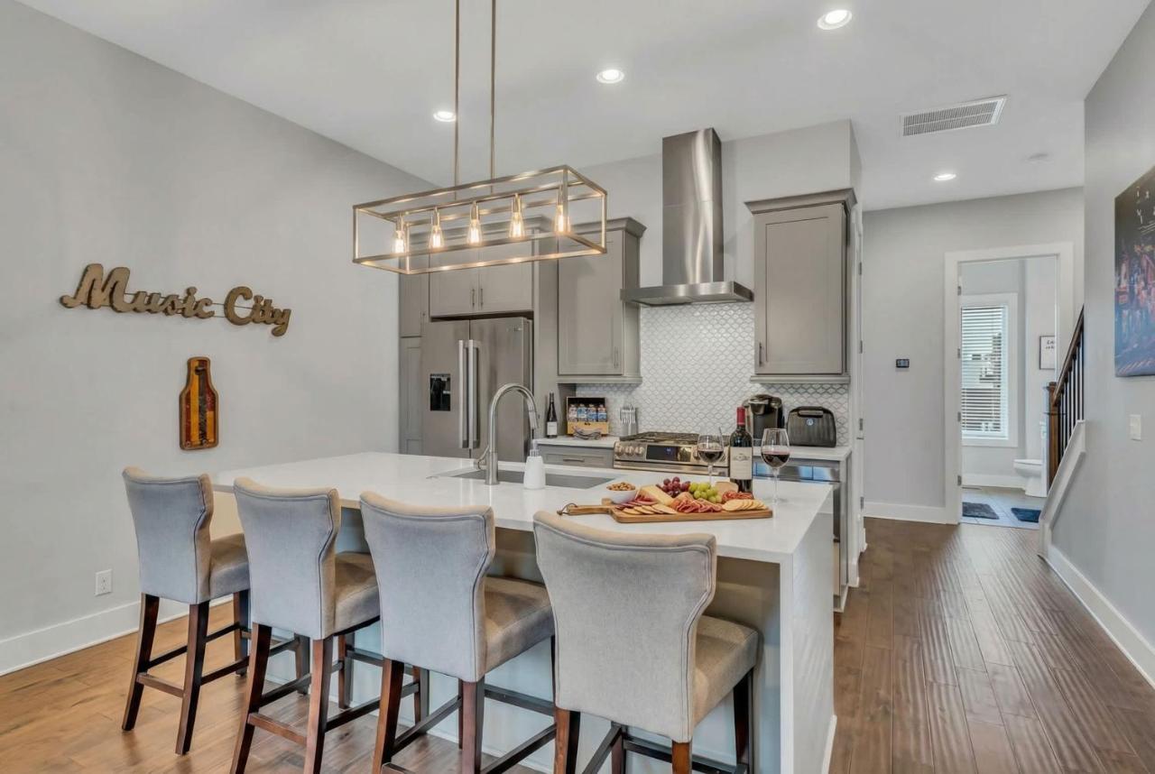 NEW Luxe 4BR 12 Beds - RoofDeck Views - Chefs Kitchen - 3
