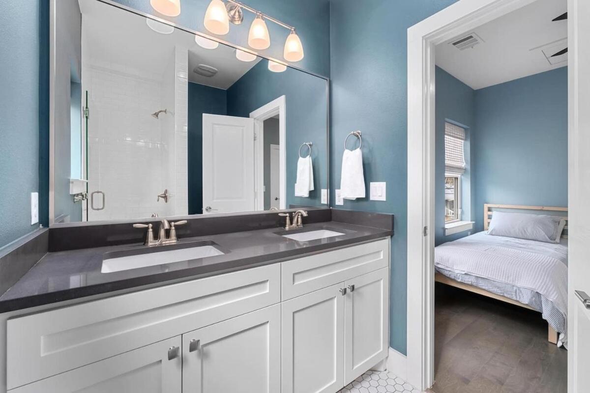 Modern East Austin Home, Walk to Downtown! - 3
