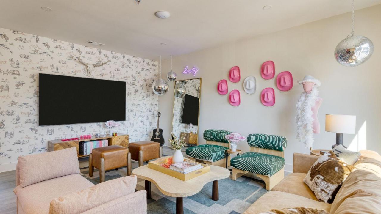 36 Guests on Music Row Bachelorette Suites Glam Room 5 Minutes to Downtown