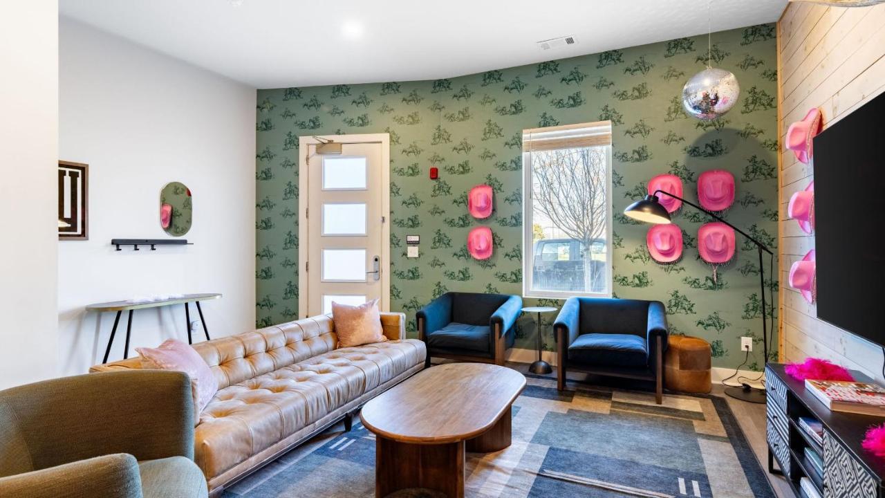 36 Guests on Music Row Bachelorette Suites Glam Room 5 Minutes to Downtown - 5