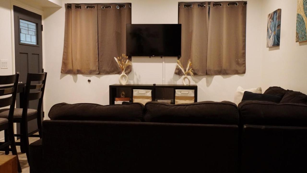 Pop Art Themed Bedroom in House-Shared Bathroom-Shared Living Room & Kitchen - 5