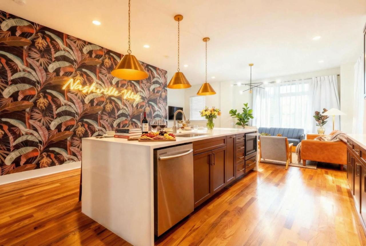 Skyline Views with Double Rooftop Deck & Game Room - 3