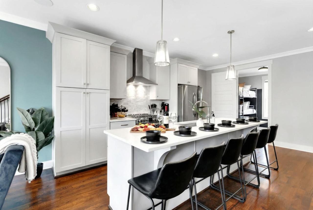 Lux Nashville Retreat 12 Beds Games Bar - 2