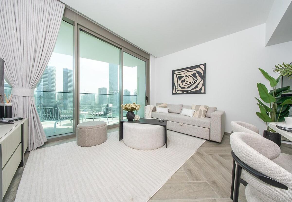 1 Bed in Peninsula 3 with Full Canal Views