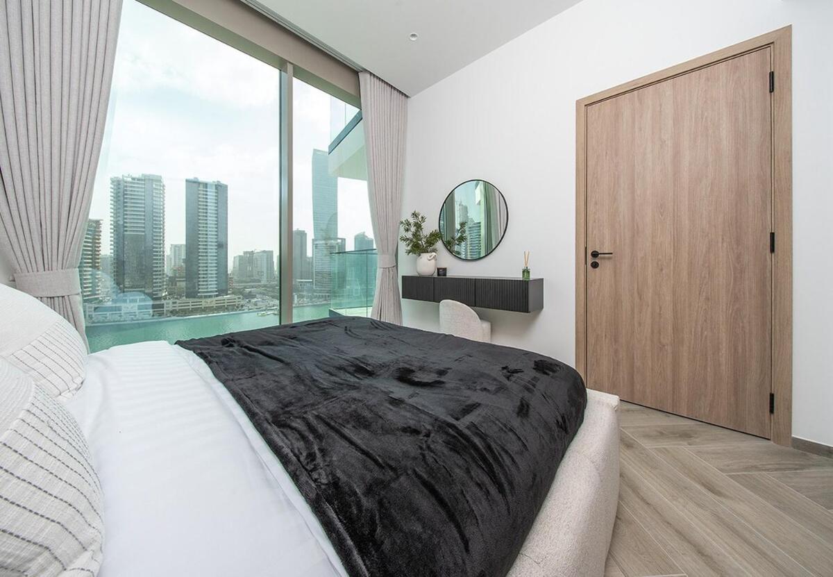 1 Bed in Peninsula 3 with Full Canal Views - 2